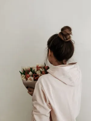 Картинка девушка со спины букет тюльпаны - скачать бесплатно с КартинкиВед