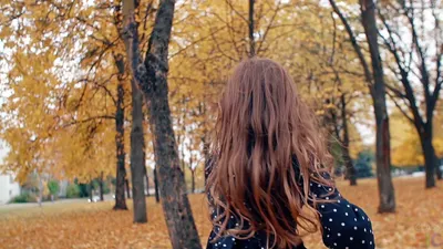 Фото девушек со спины осенью | Волосы, Рыжеволосые девушки, Осень