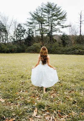 Идущая босиком по траве девушка в белом платье со спины — Фотки на аву