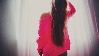 Картинка девушка со спины у окна в розовом - скачать бесплатно с КартинкиВед