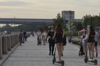 В Новосибирске полуголые красотки прокатились на самокатах по набережной |  ОБЩЕСТВО | АиФ Новосибирск