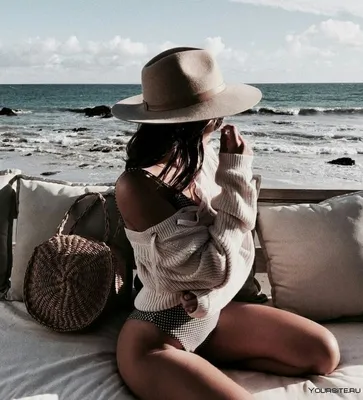 девушка в шляпе и купальнике на пляже. Стоковое Изображение - изображение  насчитывающей солнце, усмешка: 217810173