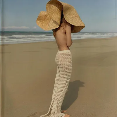 неизвестная женщина в шляпе смотрит на океан как на отпуск Фото Фон И  картинка для бесплатной загрузки - Pngtree