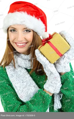 Красивая улыбающаяся девушка в новогодней шапке с подарком на белом ::  Стоковая фотография :: Pixel-Shot Studio