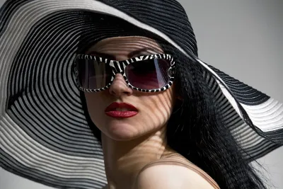 беззаботная женская модель в темных очках, позирующая в шляпе в уличном  кафе. наружный портрет рыжейки серьёзная женщина в куртке Стоковое Фото -  изображение насчитывающей одно, шлем: 257580346