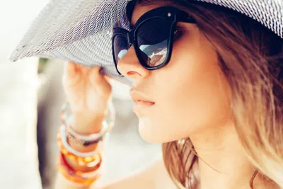Девушка в шляпе и очках в купальнике, позирующая на пляже Стоковое  Изображение - изображение насчитывающей девушка, лето: 158246819