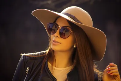 Портрет красивой милой молодой усмехаясь девушки в черной шляпе и солнечных  очках в городском стиле Стоковое Изображение - изображение насчитывающей  куртка, женщина: 72145231