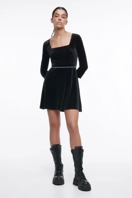 Красивая девушка в сексуальном темном платье Стоковое Фото - изображение  насчитывающей модель, партия: 144879626