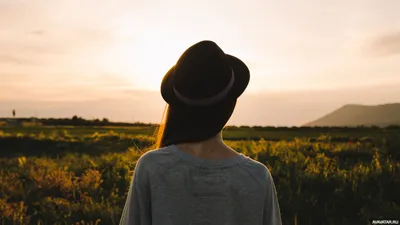 MERAGOR | Загадочная женщина в шляпе аватар