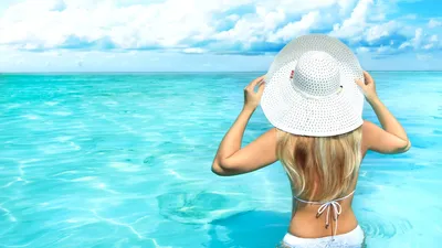 девушка на пляже в большой шляпе прячется от солнца Стоковое Фото -  изображение насчитывающей загар, красивейшее: 224795740