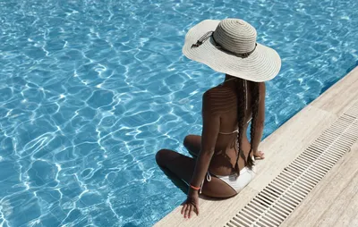 девушка на пляже в большой шляпе прячется от солнца Стоковое Фото -  изображение насчитывающей портрет, привлекательностей: 224101274