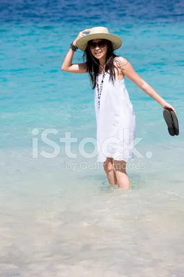 Прекрасная девушка в красной бикини и соломодной шляпе на пляже Вид сзади  Белый песок, синяя вода и пляжные зонтики на берегу Стоковое Фото -  изображение насчитывающей праздник, шлем: 159169552