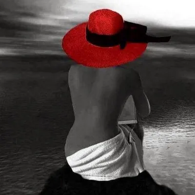 Молодая женщина в купальнике и шляпе на берегу моря в свете заката.  концепция летних каникул. выборочный фокус | Премиум Фото
