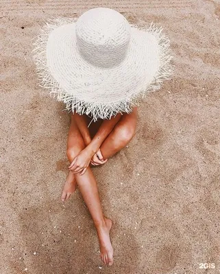 Молодая счастливая девушка в шляпе от солнца сидит на пирсе у моря и  радуется концепции путешествия и свободы | Премиум Фото