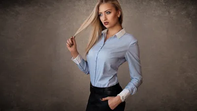 красивая молодая девушка в джинсах и рубашке лежит на кровати beautiful  young girl in jeans and shirt lying on the bed Stock Photo | Adobe Stock