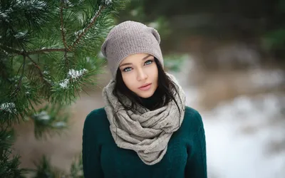 молодая красивая девушка в шапке и шарфе на белом фоне фотография Stock |  Adobe Stock
