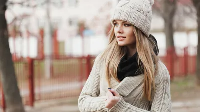 Классная девушка в вязаном свитере и шапке делает селфи на сиреневом фоне  :: Стоковая фотография :: Pixel-Shot Studio