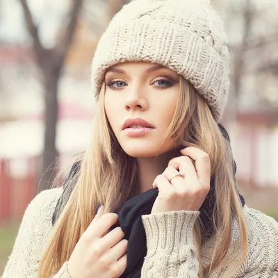 Как русская девушка: Эмили Ратаковски повторила главный тренд зимы и надела  самую модную шапку | MARIECLAIRE