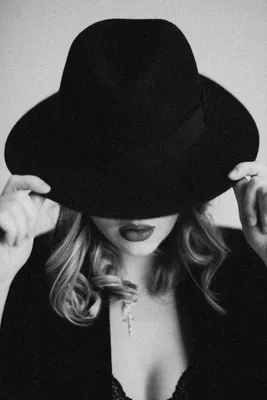 Девушка в шляпе черно белое фото