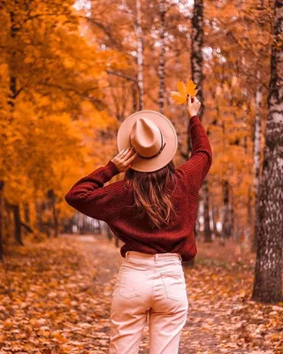 Девушка в шляпе осенью фото