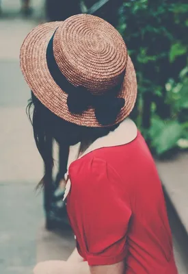 девочка в соломенной шляпе со спины и красные маки в руке на цветущем  маковом поле. Стоковое Изображение - изображение насчитывающей зеленый,  цветок: 228340957