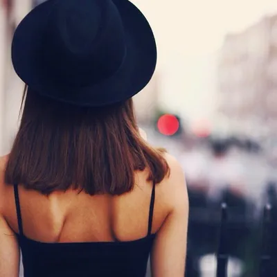 Девушка в шляпке со спины - 41 фото