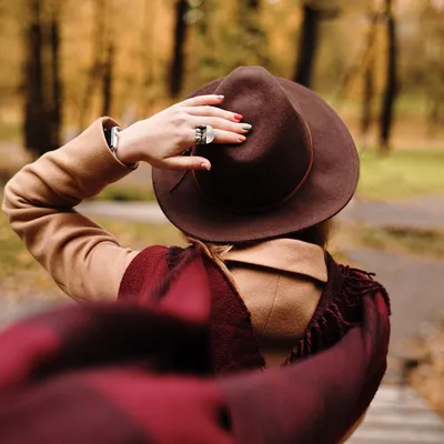 Идея для осенней фотосессии, тренд девушка со спины, тренд без лица📸  Фотограф Ирина Мишина (@iryna.m) • Фото и видео в Instagram | Cowboy hats,  Cowboy, Fashion