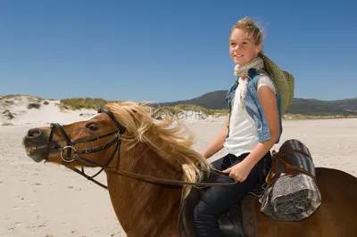 молодая девушка верхом на лошади в Dressage расширенный тест Стоковое Фото  - изображение насчитывающей конноспортивно, чемпион: 217261508