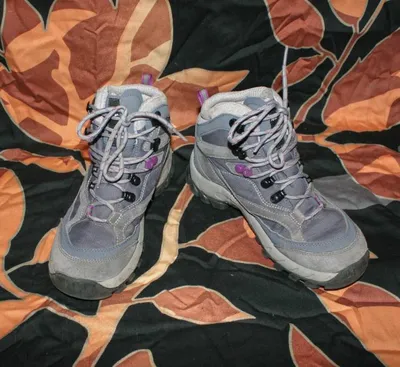 женщина кроссовки связывает шнурки. обувь для спорта Стоковое Изображение -  изображение насчитывающей здоровье, дом: 218952851