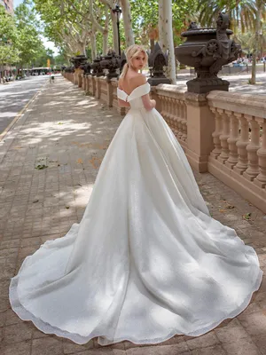 Купить мерцающее свадебное платье с блеском в Москве, пышное, шлейф