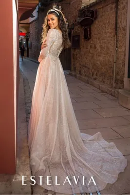 Свадебное закрытое глиттерное платье с кружевами с длинным рукавом и шлейфом  в Хабаровске