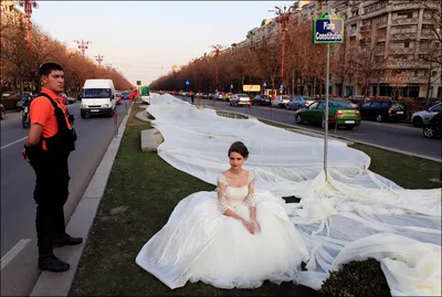 Самый длинный в мире шлейф свадебного платья (4 фото) | Прикол.ру -  приколы, картинки, фотки и розыгрыши!