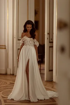 Короткие свадебные платья со шлейфом купить в Москве.