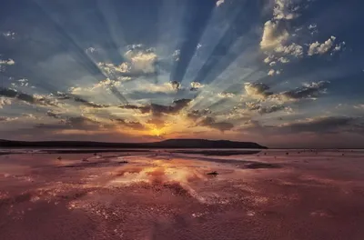 Обои на рабочий стол Кояшское соленое озеро с розовой водой на рассвете,  Крым, фотограф Elena Pakhalyuk, обои для рабочего стола, скачать обои, обои  бесплатно