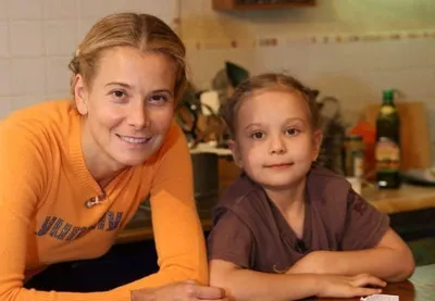 Маша Кончаловская начала улыбаться: что стало с дочерью Юлии Высоцкой после  комы