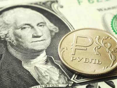 Доллар впервые с июня 2015 года опустился ниже 55 рублей. Таргетирование  курса рубля приведёт к росту