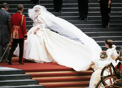 6 самых дорогих свадебных платьев: роскошные наряды знаменитостей | Wedding  Magazine