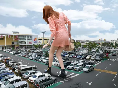 Обои на рабочий стол Девушка-великан на японской автостоянке, обои для  рабочего стола, скачать обои, обои бесплатно