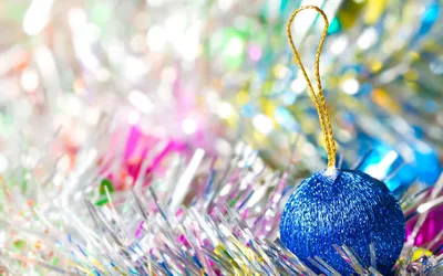 Обои на рабочий стол Синий новогодний шар лежит в блестящем дождике, обои  для рабочего стола, скачать обои, обои бесплатно