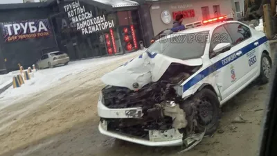 В Барнауле автомобиль ДПС разбился в аварии на проспекте Строителей - Толк  21.11.2022