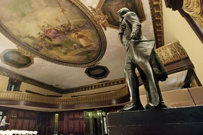 Статуя Томаса Джефферсона Нью-Йорк: комиссия Нью-Йорка голосует за перенос памятника из зала городского совета - ABC7 Чикаго