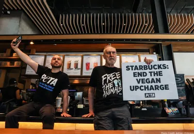 Актер «Наследия» Джеймс Кромвель возглавил протест против молока в Starbucks