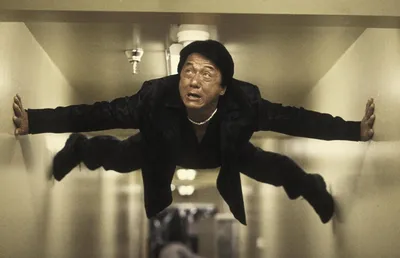 Скачать обои Джеки Чан в действии из фильма «Час пик 2» | Обои .com