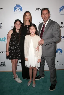 Адам Сэндлер выходит с женой и дочерью на премьеру фильма: смотрите фотографии – Good Morning America