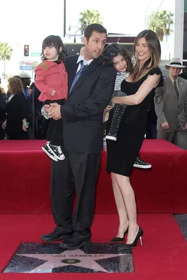 Адам Сэндлер выходит с женой и дочерью на премьеру фильма: смотрите фотографии – ABC News