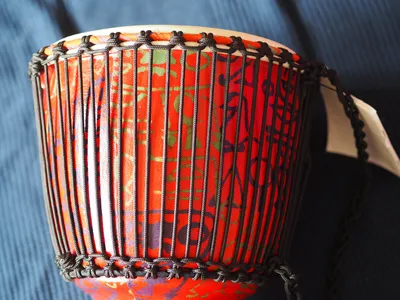 История одного подарка. Мы решили подарить африканский барабан джембе |  Живые истории. Записки художника | Дзен