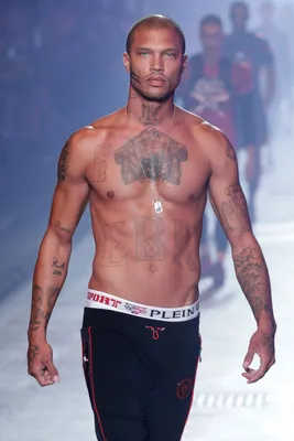 Горячий преступник Джереми Микс и его тело без рубашки снова на подиуме - Джереми Микс Неделя моды в Милане