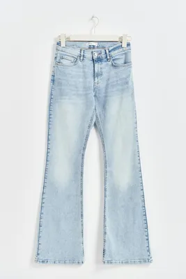 How to Lighten Denim for the Coolest DIY Jeans