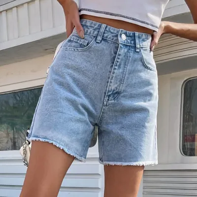 Тренды лета 2023: как и с чем носить модные джинсовые шорты