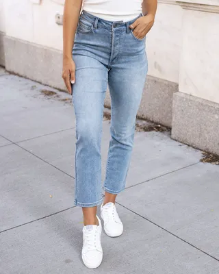 How to Wear Mom Jeans Like Kendall Jenner